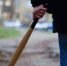 В Североуральске мужчина избил битой 14-летнюю девушку за шум около подъезда - Между Строк