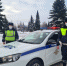 Дорожные полицейские из Нижнего Тагила вытащили съехавший на трассе в кювет автобус с пассажирами - Между Строк