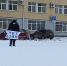 Тагильчанин провел одиночный пикет на Театральной площади с антивоенным лозунгом - TagilCity.Ru