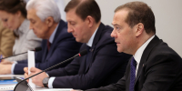 Дмитрий Медведев прибыл в Свердловскую область - Между Строк
