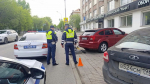 Самокатчик в Екатеринбурге врезался в припаркованную иномарку Dodge Calibe и погиб