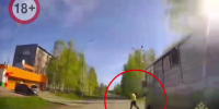 В Нижнем Тагиле автомобиль сбил школьника, выбежавшего из-за автобуса (ВИДЕО) - Между Строк