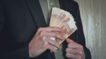 Инспектор налоговой в Екатеринбурге арестован за взятку в особо крупном размере