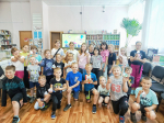Фото. Забавный сказочный мальчуган пришёл в библиотеку №3 на открытие летней программы чтения «Ключ от лета»