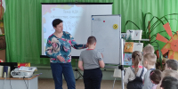 Фото. В библиотеке № 18 с детьми вспоминали мультфильмы, созданные по известным детским книгам, и их героев: неунывающего Чебурашку и Крокодила Гену, озорных героев Простоквашино Эдуарда Успенского, добродушного Винни-Пуха Алана Милна и других. - ЦГБ Нижнего Тагила
